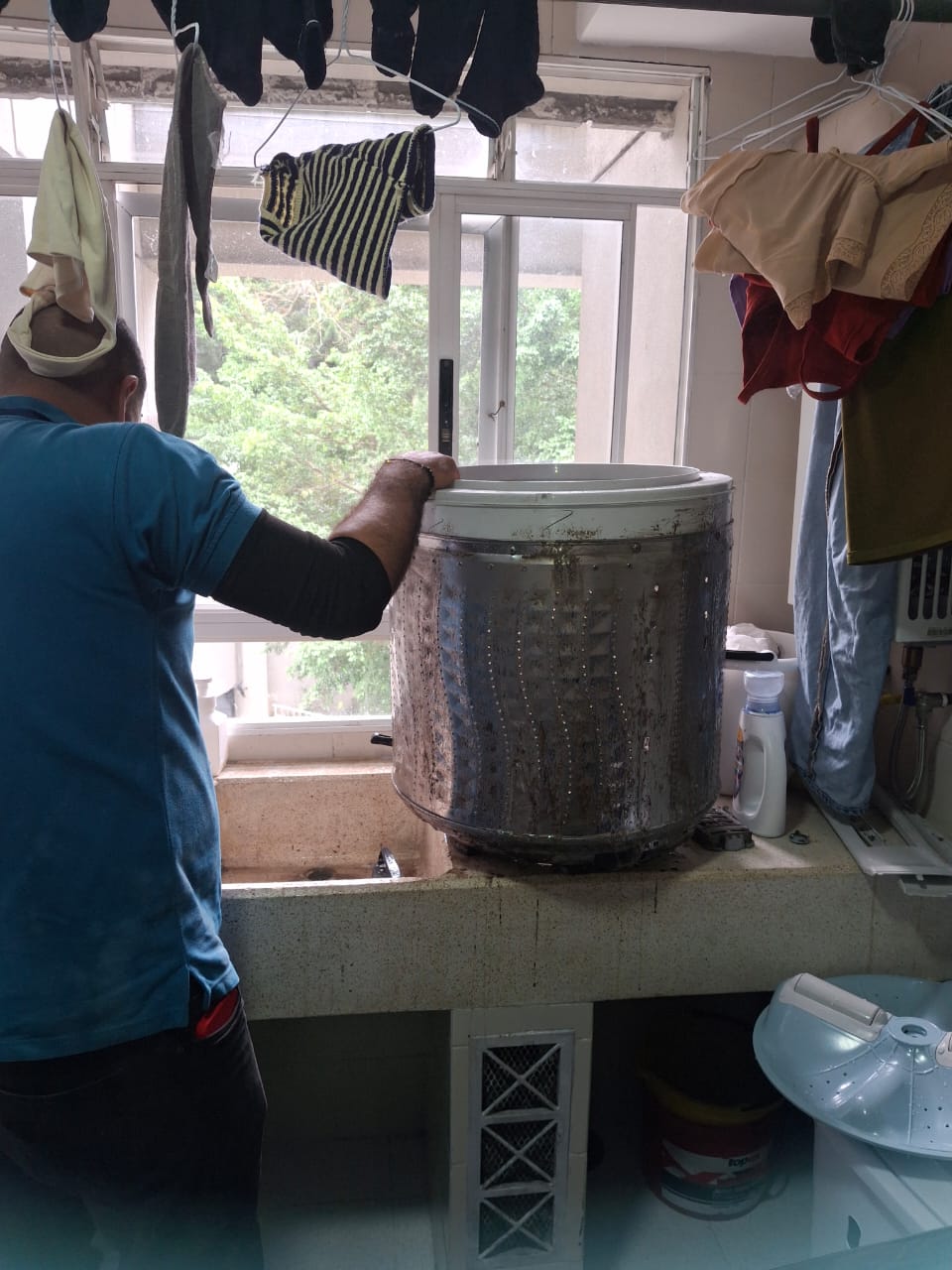 Técnico reparando lavadora